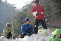 雪遊びをする子どもたちの写真