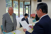 介護保険事業等運営協議会委員委員の委嘱式の様子の写真1